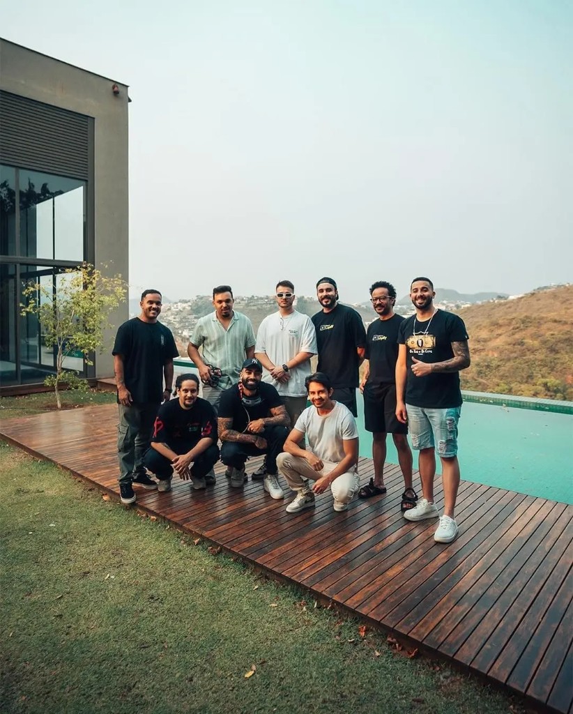 Equipe Hakime Drones em frente à estrutura da empresa